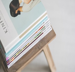 magazines-wooden-chair_1162-133
